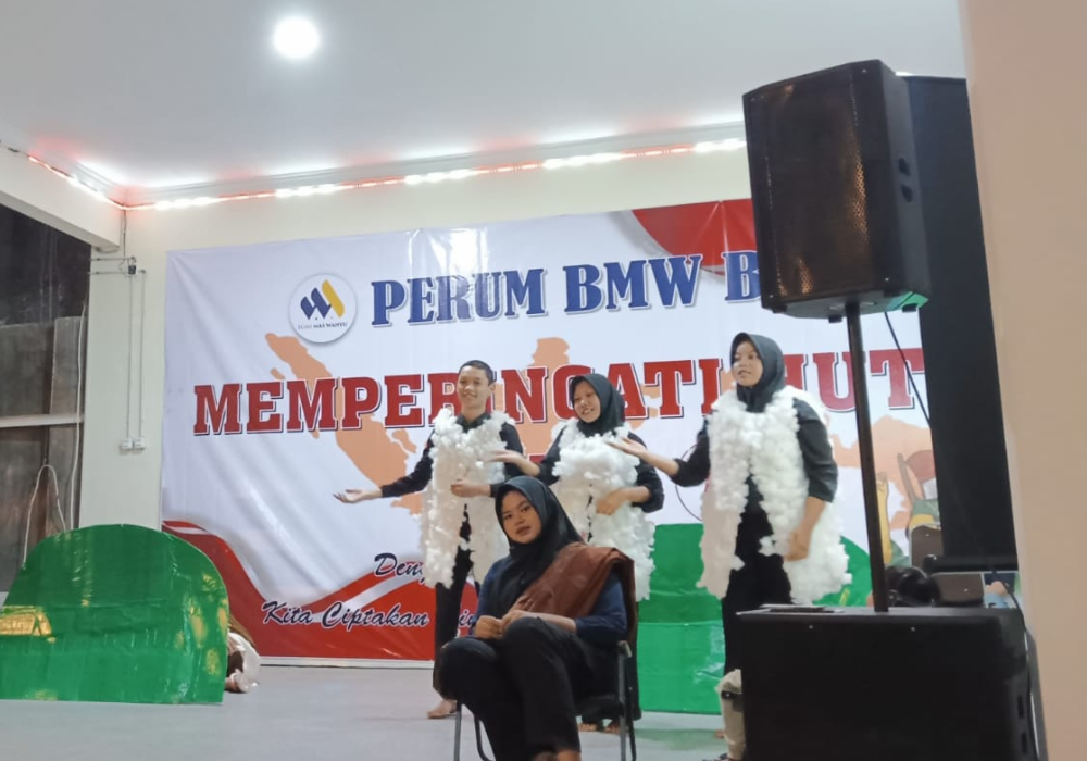 KREATIF: remaja putri saat menampilkan drama biri-biri ipin-upin di acara puncak peringatan HUT RI ke-79 perum BMW Bago.