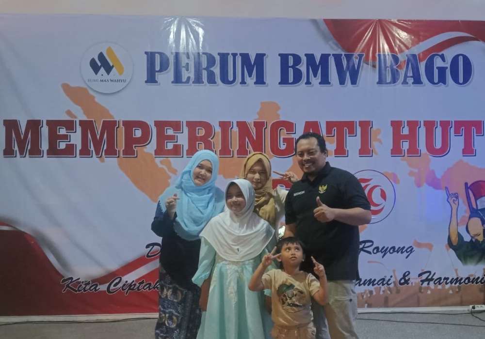 BAHAGIA: Wahyu Hermanto Owner dari BMW GRUP saat foto bareng keluarga di acara malam puncak peringatan HUT RI ke 79 lingkungan BMW Bago.
