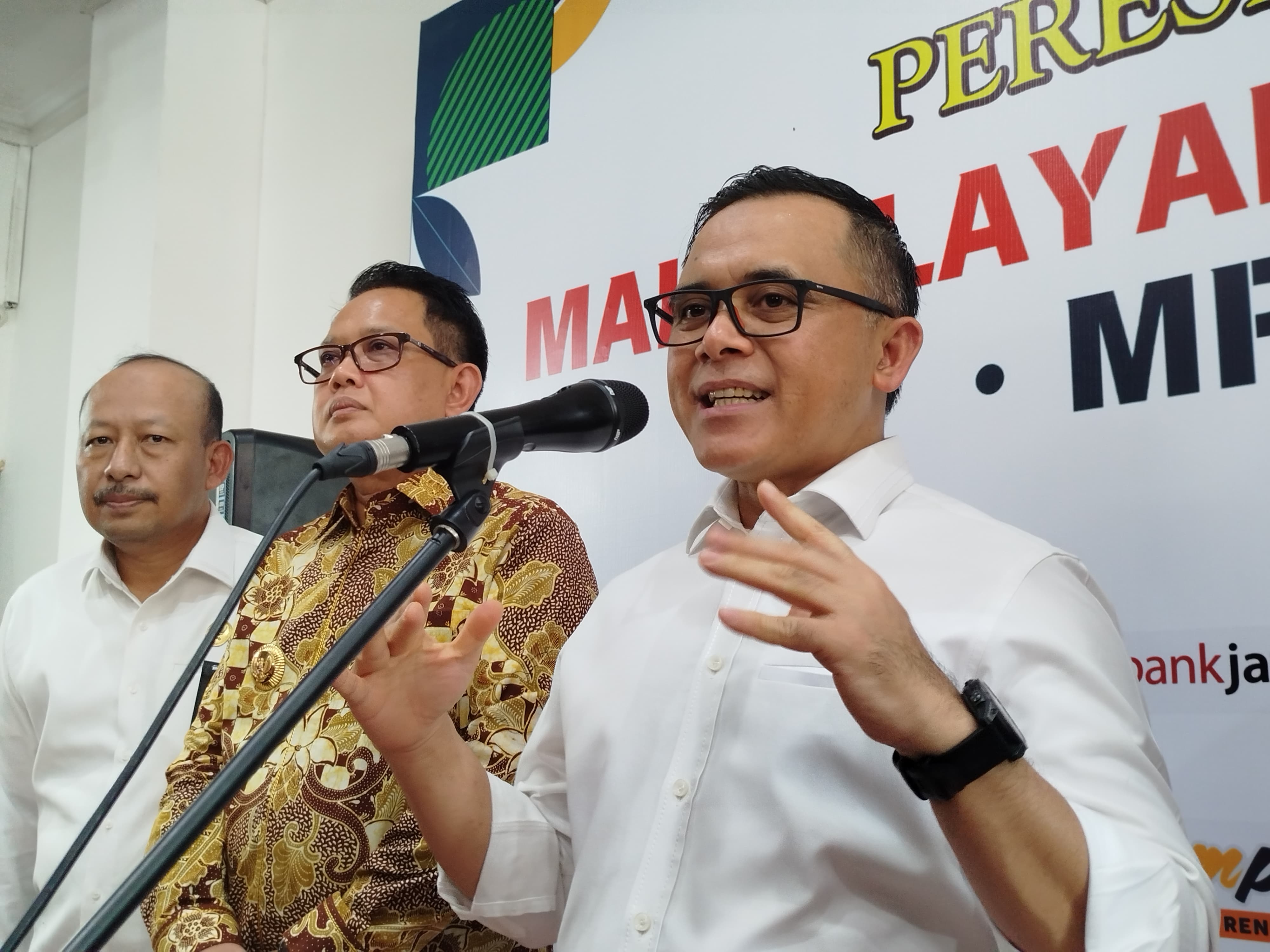 ANTUSIAS: Menpan RB Abdullah Azwar Anas memberikan keterangan kepada awak media saat berkunjung ke Trenggalek, kemarin (20/8).
