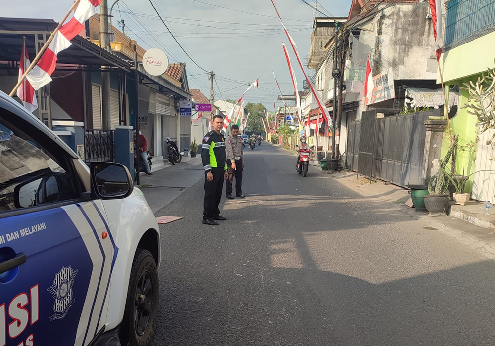 TKP : Polisi menunjuk titik lokasi kecelakaan terjadi.
