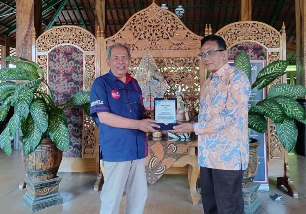 SIMBOLIS : Pemberian plakat penanda kerjasama antara Fakultas Farmasi Unair dan IIK Bhakti Wiyata.