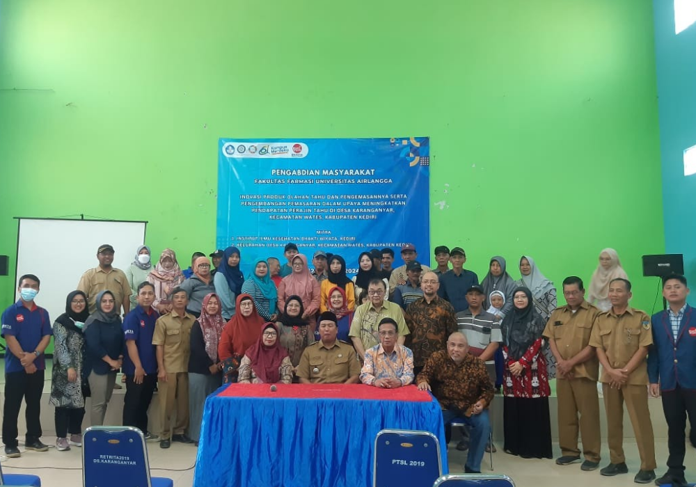 SINERGI : Foto bersama Fakultas Farmasi Unair dan IIK Bhakti Wiyata saat beri penyuluhan tahu.