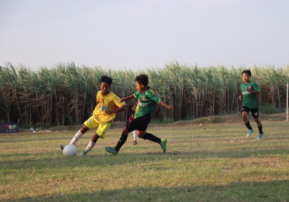 SENGIT: Para pemain dalam turnamen TFC Fair Play Piala Kemerdekaan saling berebut si kulit bundar.