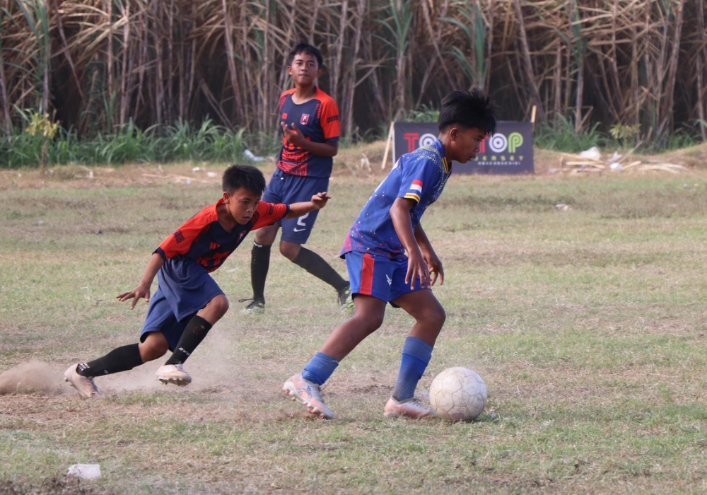 SENGIT: Para pemain dalam turnamen TFC Fair Play Piala Kemerdekaan saling berebut si kulit bundar.