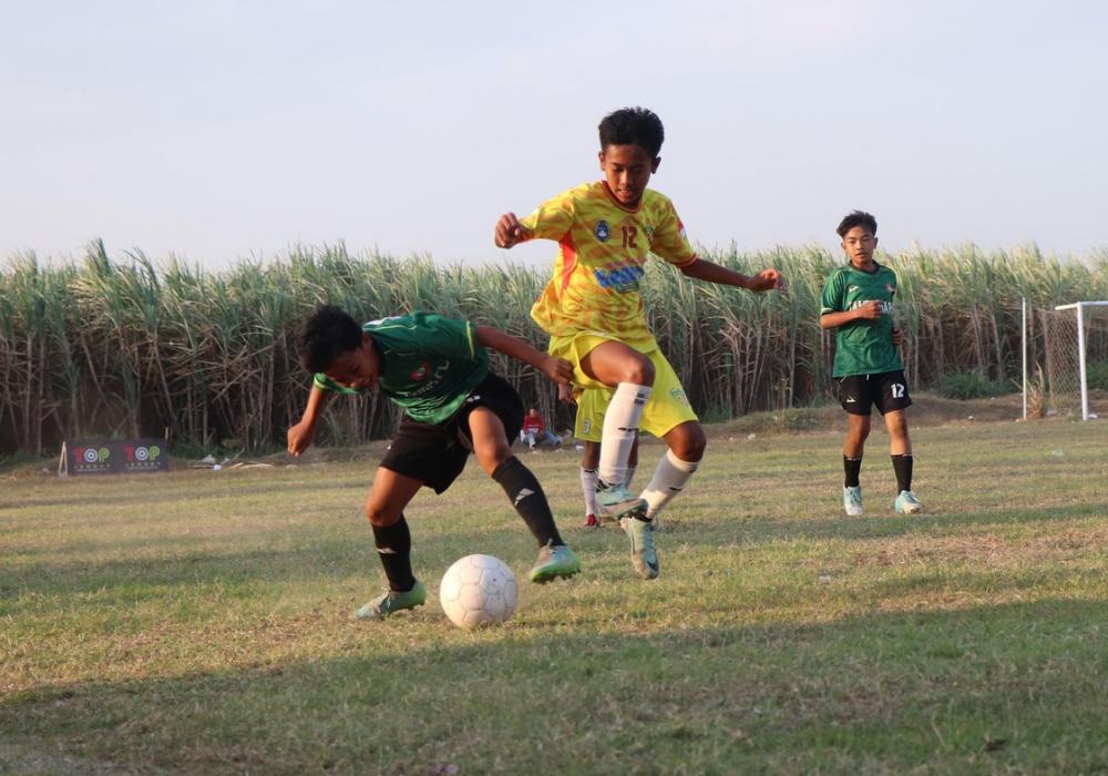 SENGIT: Para pemain dalam turnamen TFC Fair Play Piala Kemerdekaan saling berebut si kulit bundar.