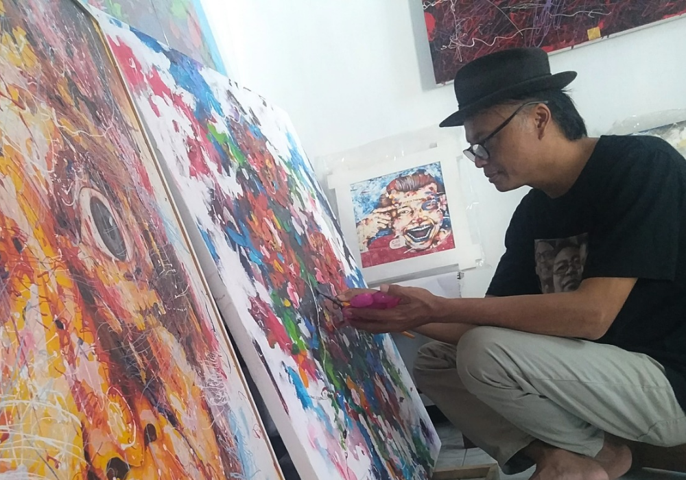 OLAH RASA: Sigit Priyananto dalam proses penuntasan karya seni lukis di sanggar miliknya di Kelurahan Karangwaru.
