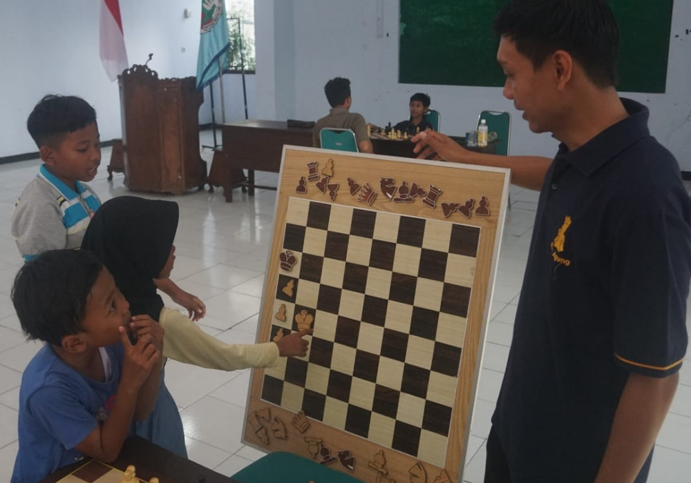 Pelatih Percasi Tulungagung, Calvin Kresna Afandy menerangkan strategi bermain catur.