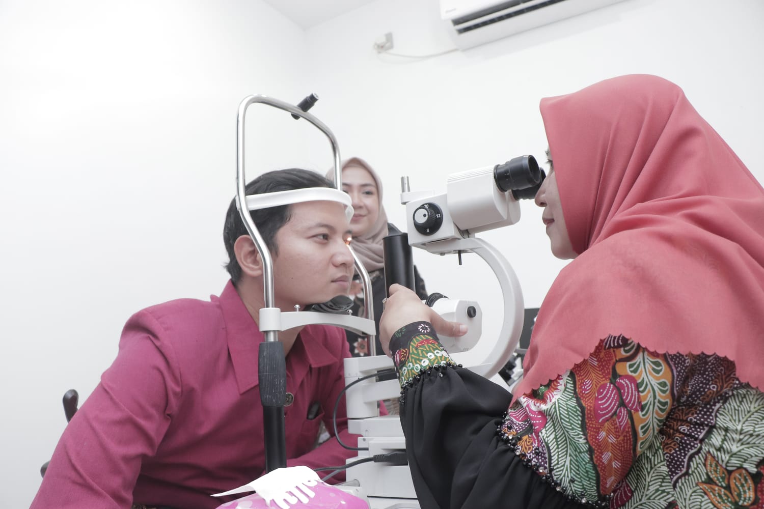 ANDAL: Tim dokter Klinik Mata KMU Trenggalek memeriksa kesehatan mata Bupati Trenggalek Moch Nur Arifin