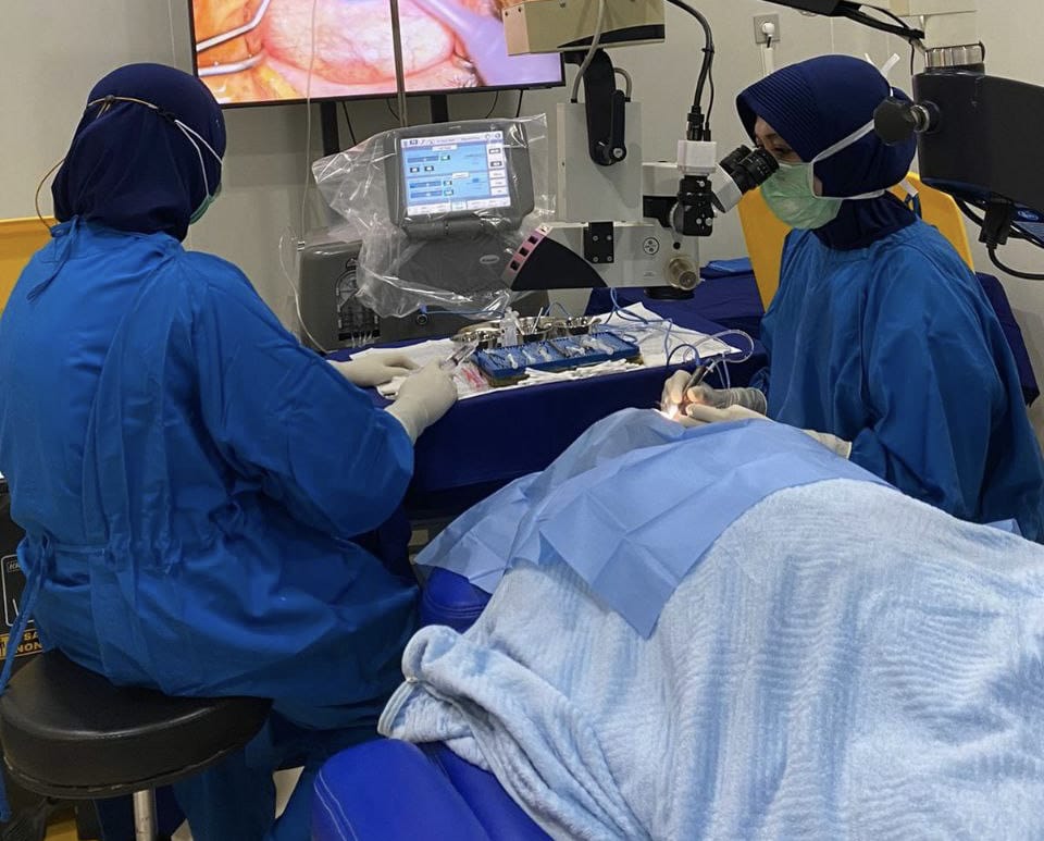 CEKATAN: Tim dokter Klinik Mata KMU Trenggalek saat menangani pasien.