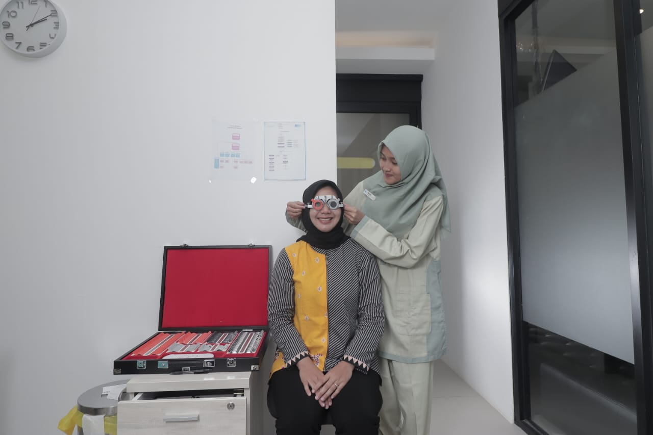 TELITI: Tim dokter Klinik Mata KMU Trenggalek memeriksa kesehatan mata pasien.