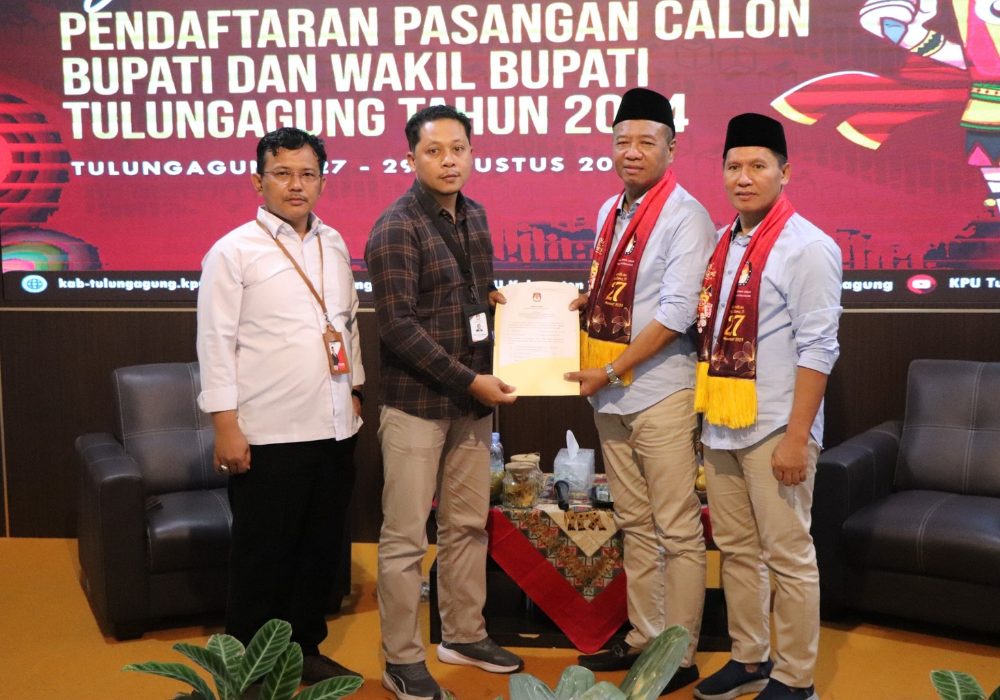 ARAH BARU: Pasangan Gatut Sunu dan Ahmad Baharuddin serahkan formulir pendaftaran sebagai calon Bupati dan Wakil Bupati.