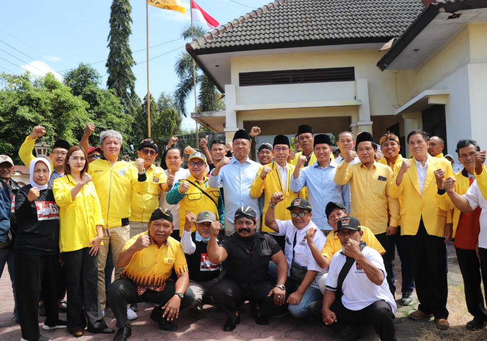 BERI DUKUNGAN: Ketua DPD Golkar Tulungagung Asmungi bersama kader dan relawan Golkar beri dukungan kepada pasangan Gabah.