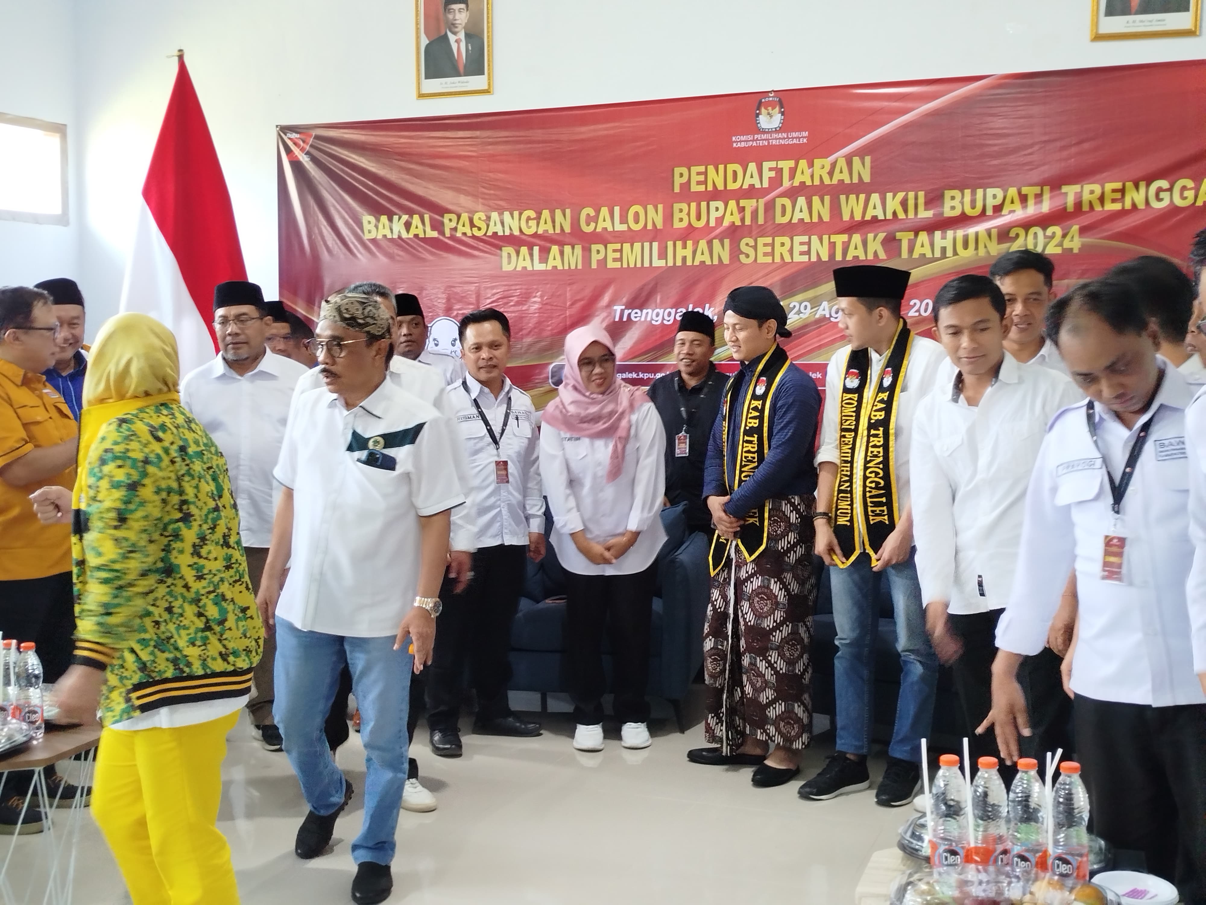 LENGKAP: Pasangan bakal calon bupati dan wakil bupati Ipin-Syah menyerahkan berkas pendaftaran ke KPU Trenggalek.