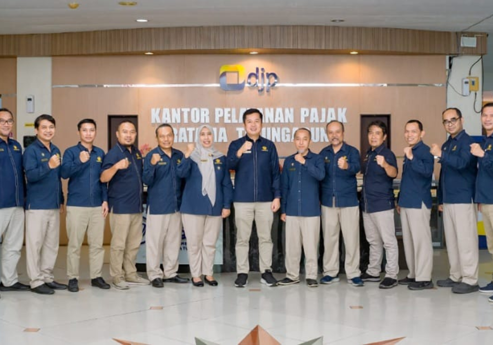 BERTEKAD BULAT: Kepala KPP Pratama Tulungagung, Efendi Pinem foto bareng staff KPP Pratama Tulungagung. Mereka berkomitmen mempertahankan ZI-WBBM dari KemenPAN-RB.