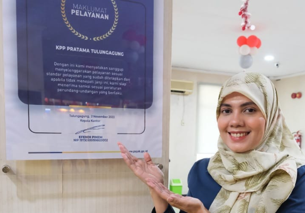RAMAH: Staff KPP Pratama Tulungagung menunjukan poster prosedur pelayanan dan komitmen pelayana KPP Pratama di Kantor KPP Pratama.