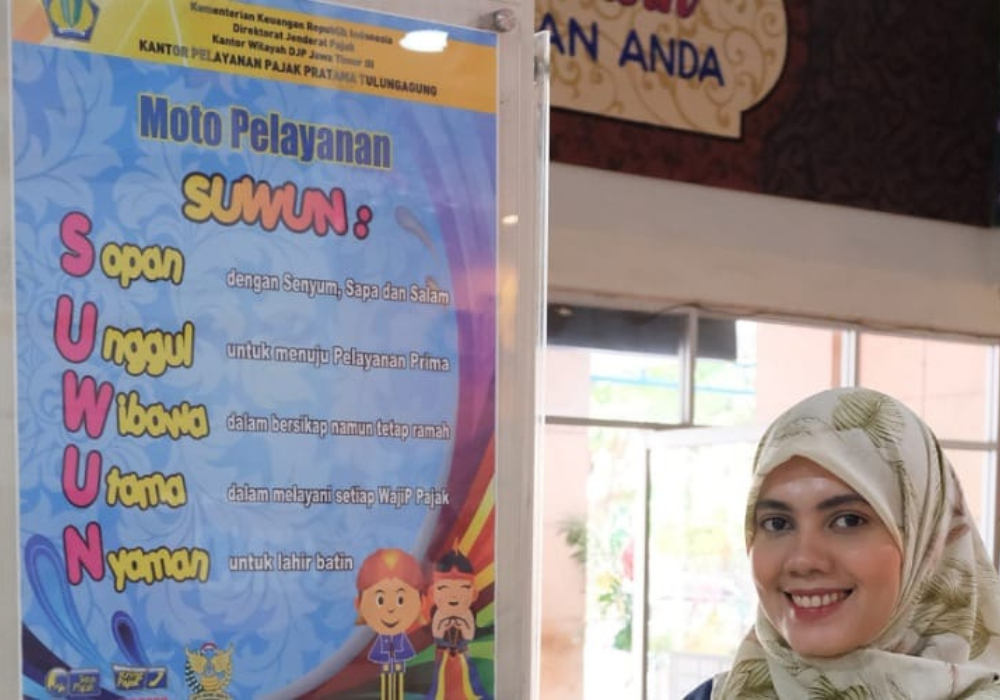 RAMAH: Staff KPP Pratama Tulungagung menunjukan poster prosedur pelayanan dan komitmen pelayana KPP Pratama di Kantor KPP Pratama.