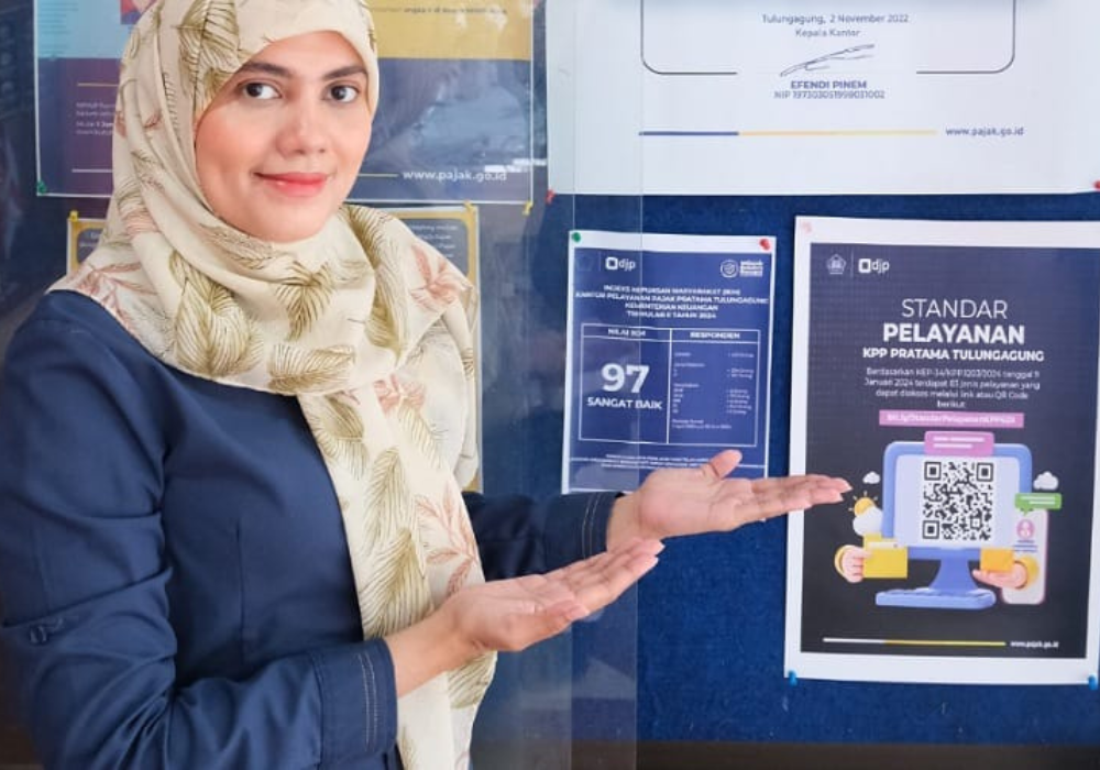 RAMAH: Staff KPP Pratama Tulungagung menunjukan poster prosedur pelayanan dan komitmen pelayana KPP Pratama di Kantor KPP Pratama.
