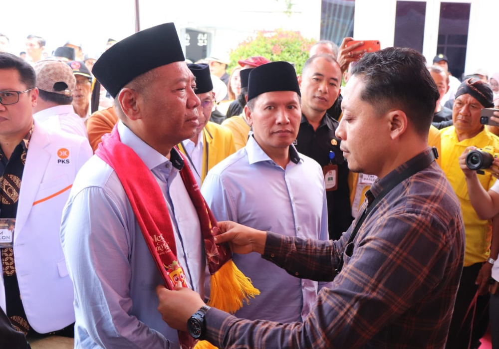 Momen pihak KPU memberikan syal sebagai simbol pasangan Gabah secara resmi mendaftar kontestasi Pilkada Tulungagung.