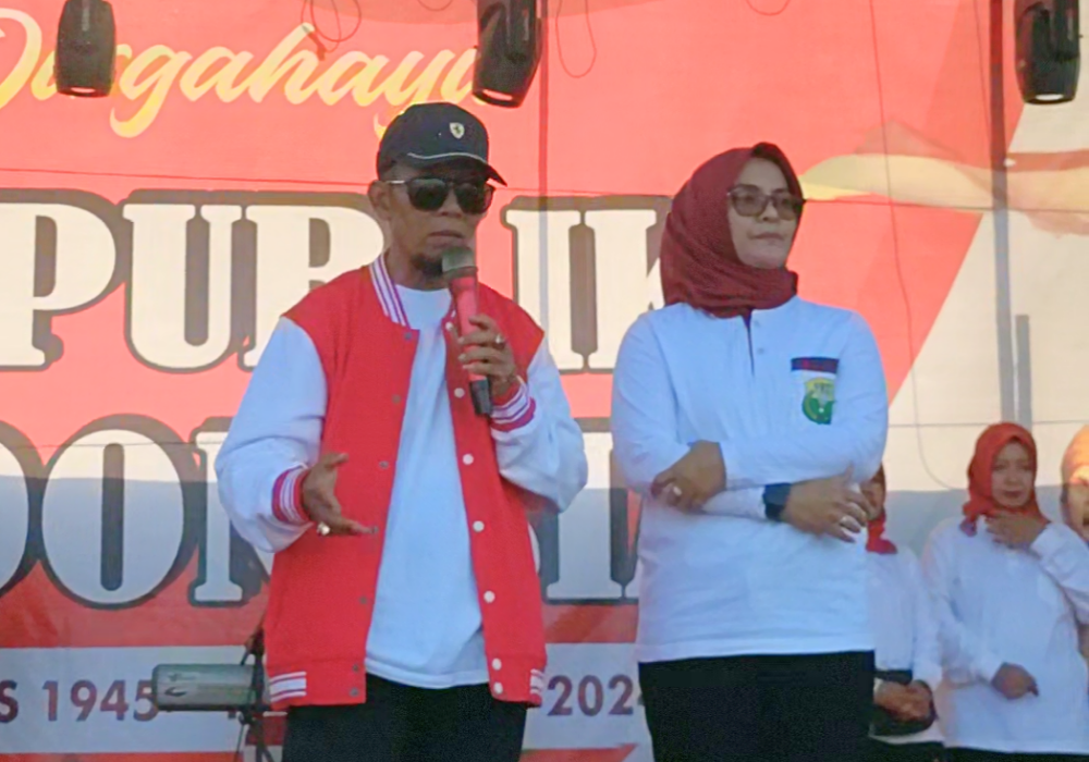 Budi Setiyahadi didampingi Susilowati sedang berpidato di depan masyarakat Desa Wates, Kecamatan Campurdarat, Kabupaten Tulungagung, Kamis (29/8/2024).