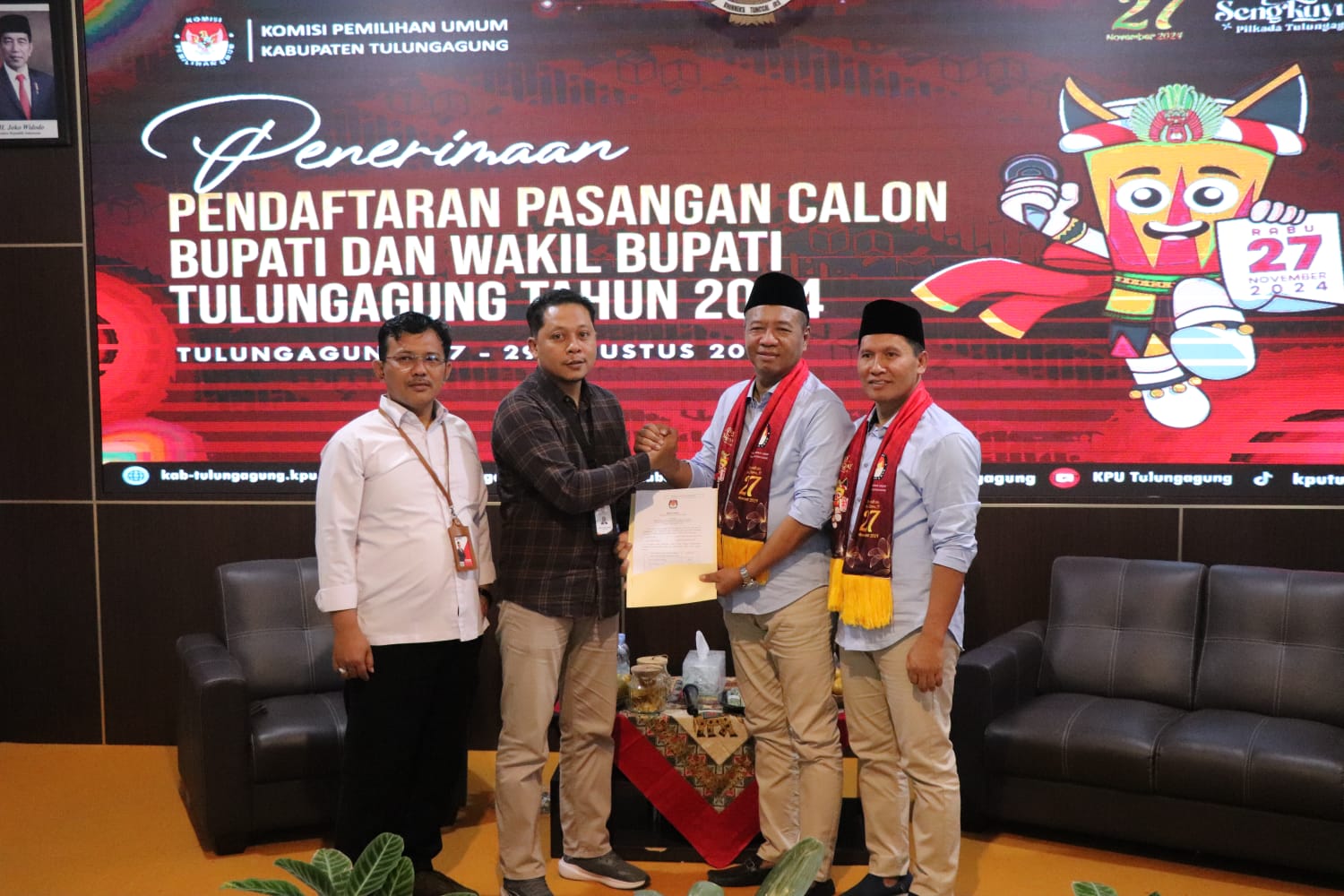 Pasangan GABAH mendaftar ke KPU Tulungagung pada Rabu (28/8/24).