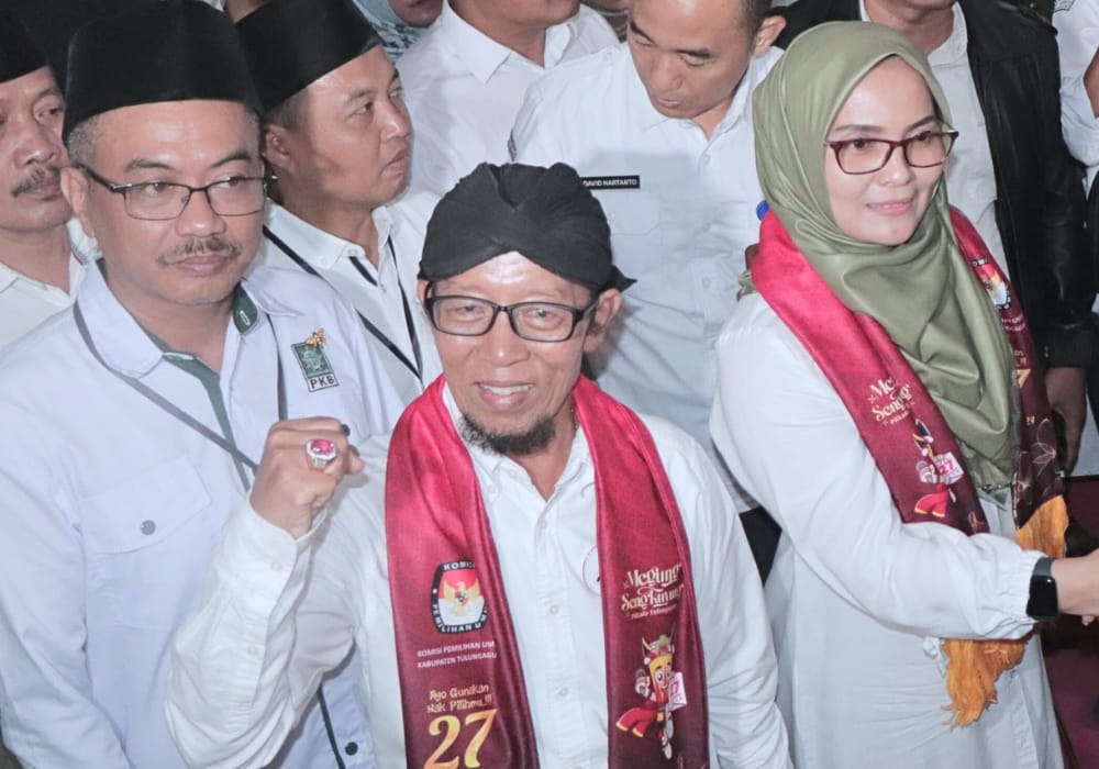 Pasangan Sehati, Bacakada Budi Setiahadi dan Susilowati usai mendaftar kontestan pilkada di KPU Tulungagung, Kamis (29/8/2024) malam.