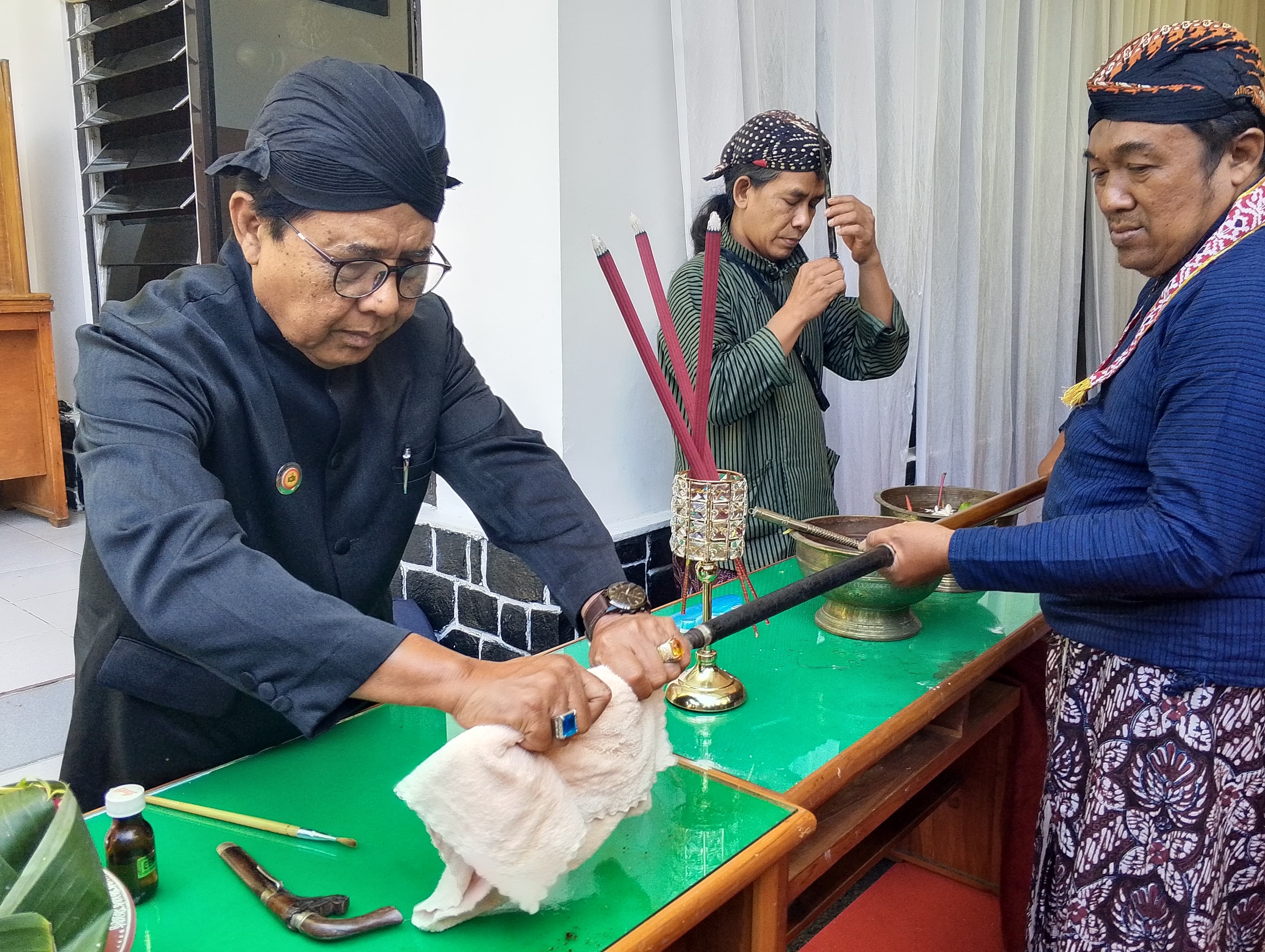 SAKRAL: Suasana jamasan pusaka di Pendapa Manggala Praja Nugraha