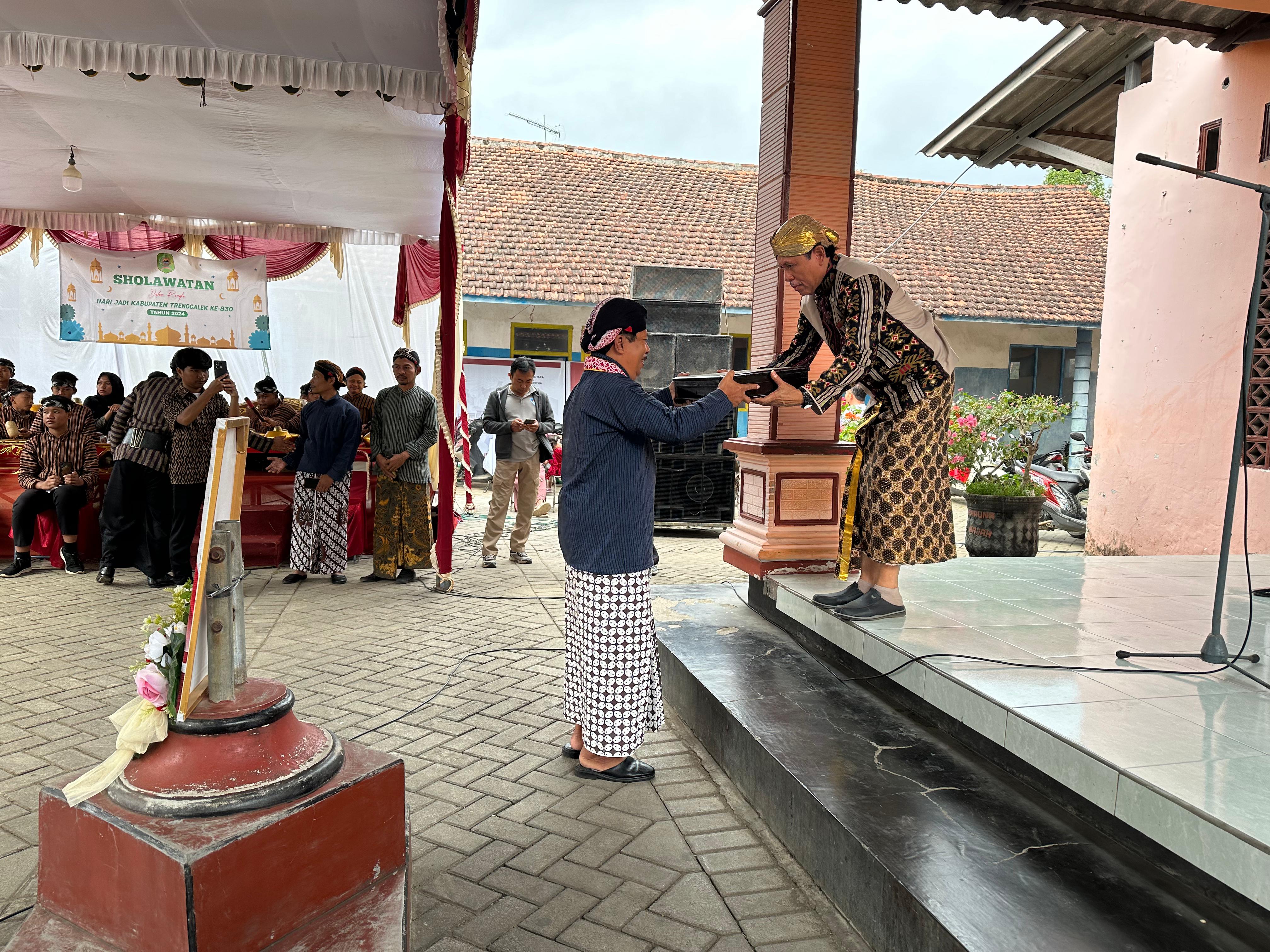 SAKRAL: Suasana kirab pusaka di Desa Kamulan,Kecamatan Durenan.