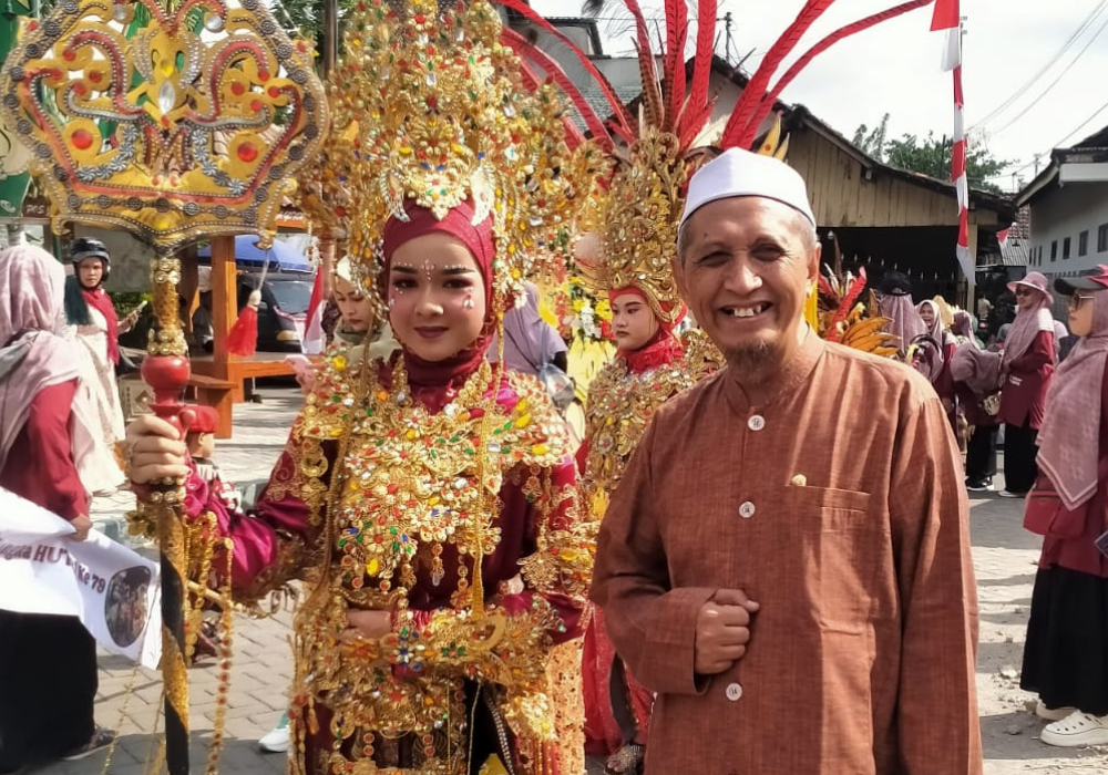 BANGGA: Foto bersama Pengasuh Pesantren KH. Imam Mawardi Ridlwan dengan peserta pawai.