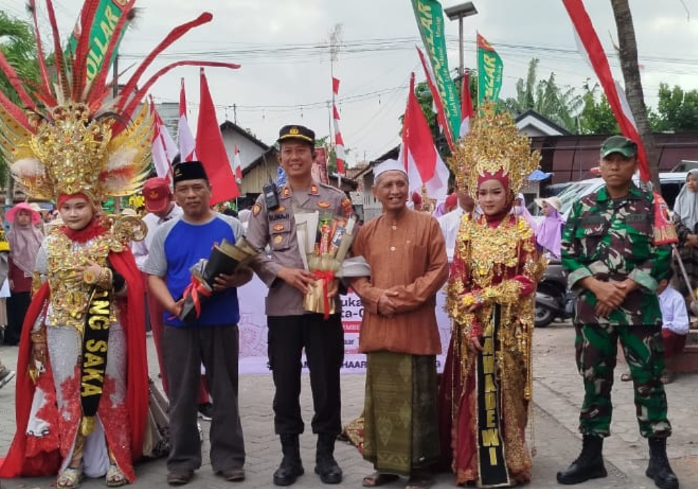 SIMBOLIS: Pawai Al Azhaar dibuka oleh Pengasuh Pesantren KH. Imam Mawardi Ridlwan, Kepala Desa Kedungwaru Thoha, S.Ag, kapolsek, dan Babinsa.