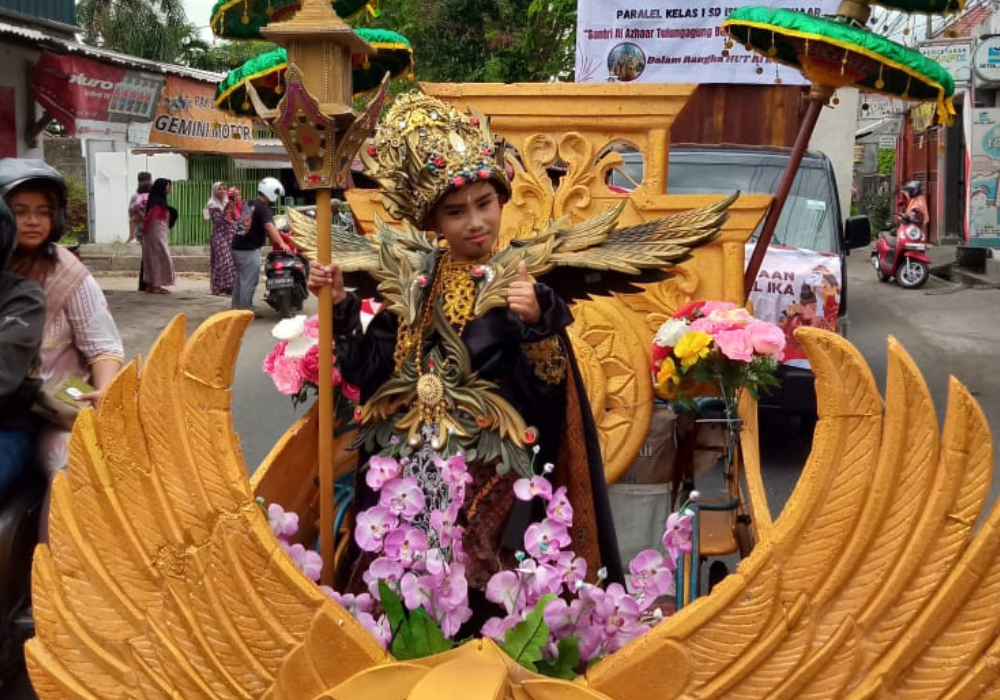 SUMRINGAH: Salah satu peserta pawai dengan memakai pakaian adat tradisional.