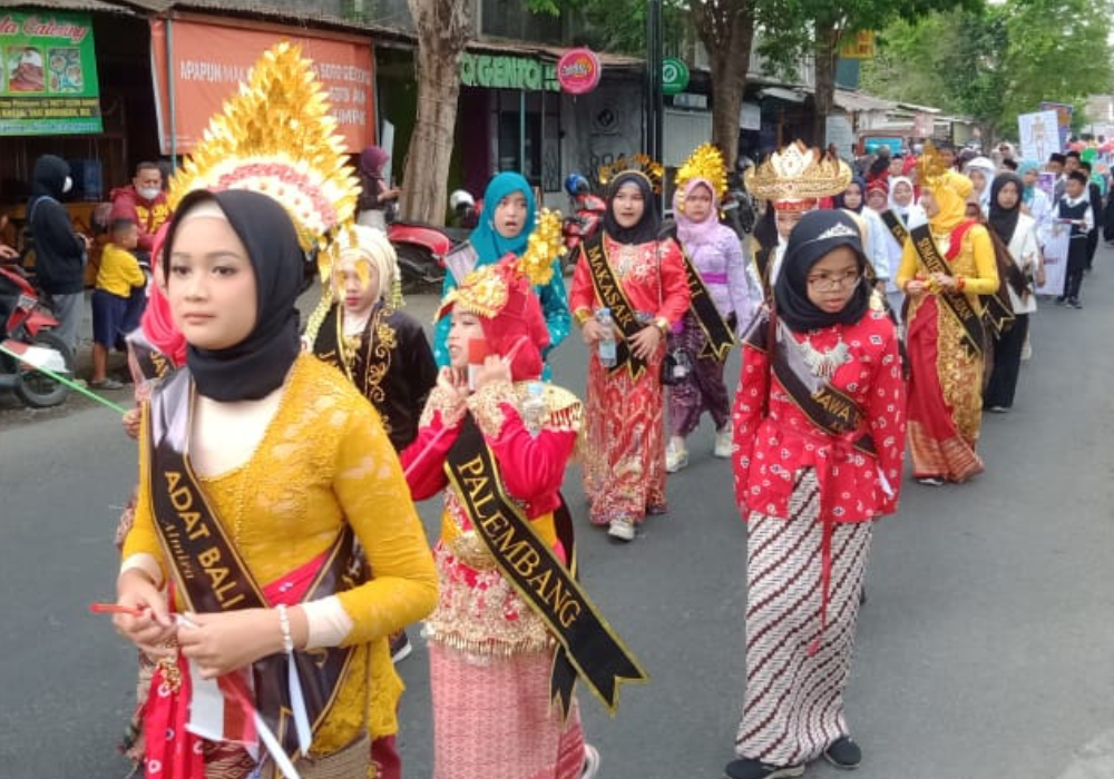 MERIAH: peserta pawai dengan memakai baju adat di Indonesia.
