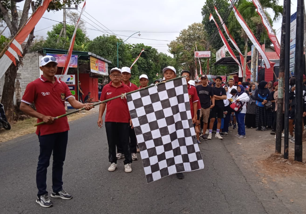 Ketua panita PHBN Miardi memberangkat peserta jalan sehat.