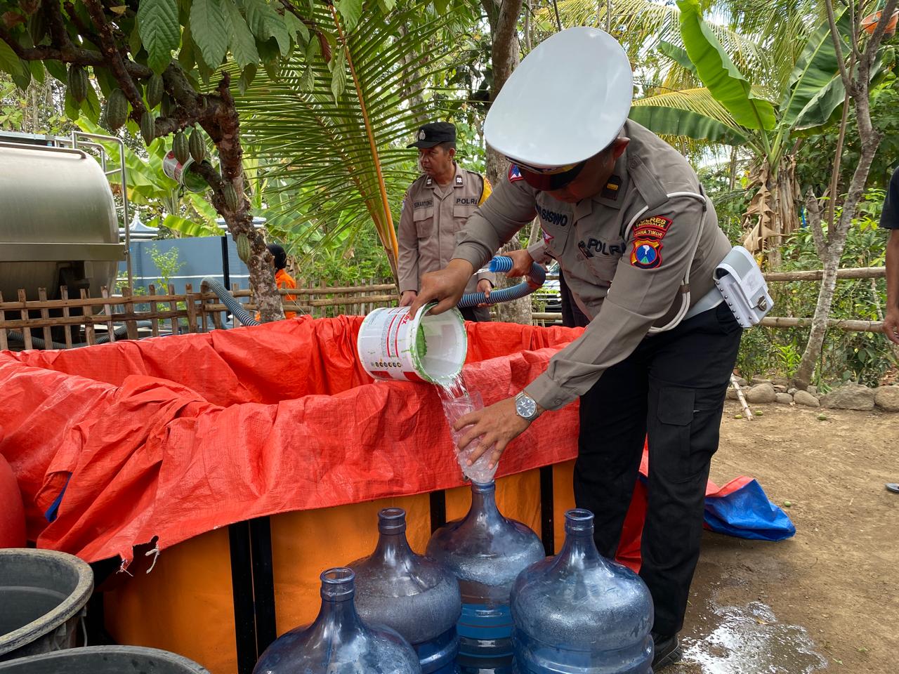 DISTRIBUSI: Tim dari Polres Trenggalek dan BPBD Trenggalek kirim air bersih untuk warga terdapak kekeringan.