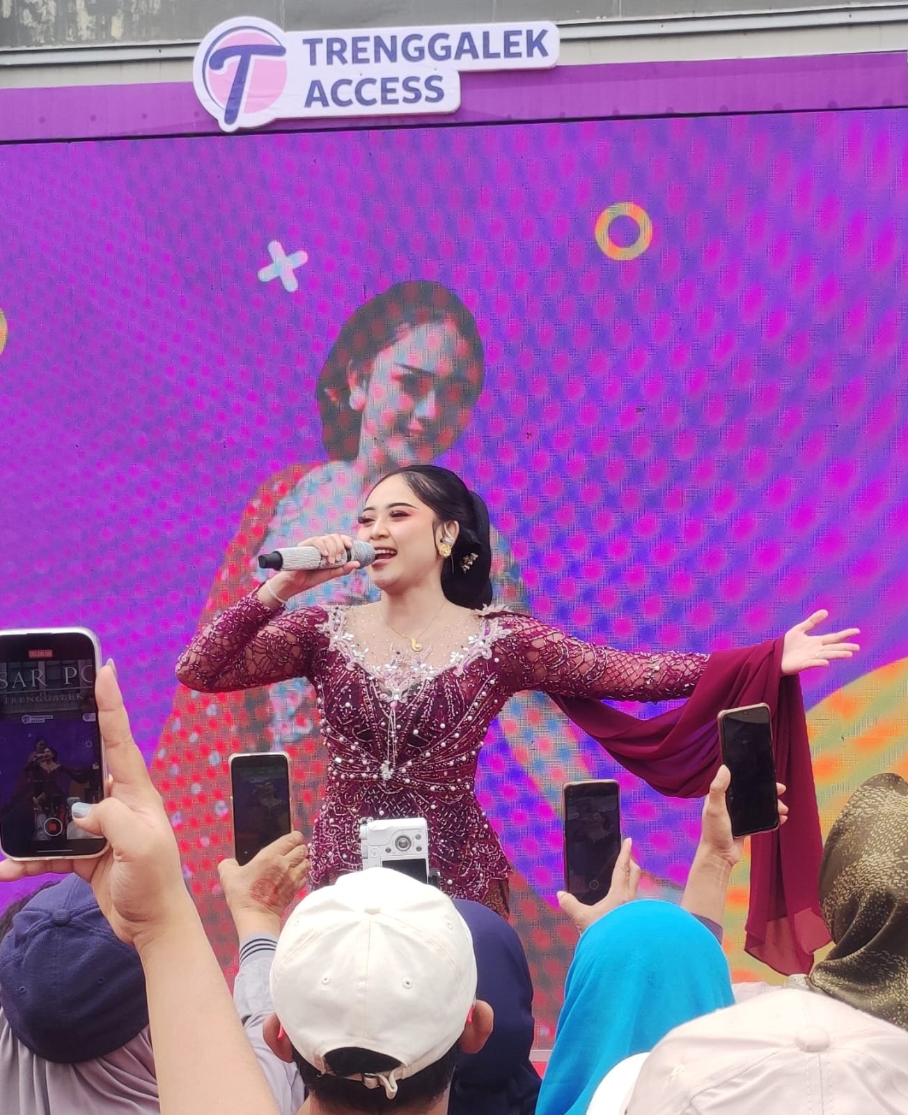 CANTIK : Silvy Kumalasari saat menghibur warga Trenggalek di halaman Pasar Pon.