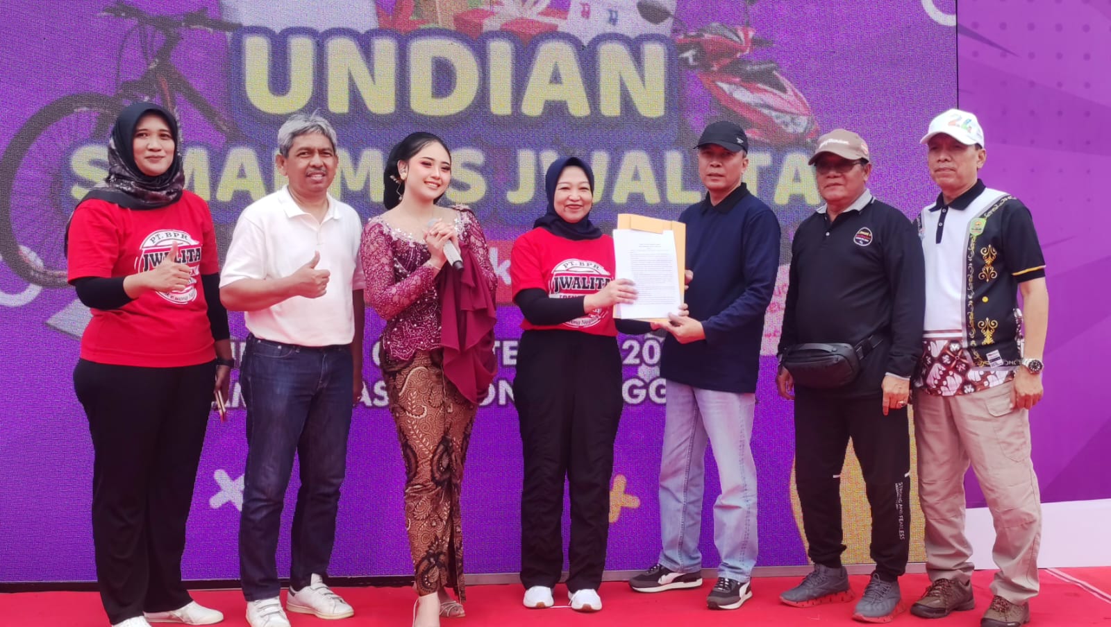 UNDI SATU MOTOR : Dwi Fraidianriani saat menyerahkan berkas undian sepeda motor kepada notaris yang menjadi saksi.