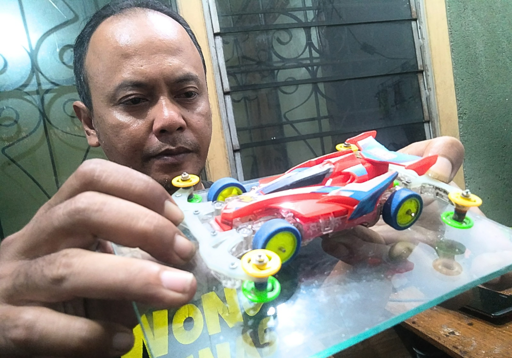 CEK KESIAPAN: Bayu Cahyoadi memeriksa kondisi tamiya miliknya usai berkegiatan di kampus sebagai pengajar.