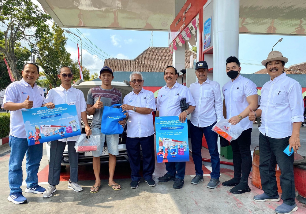 PUAS : Pelanggan yang datang di SPBU Pertamina 54.662.07, Jl. Dr. Sutomo No. 98, Karangwaru, Tulungagung.