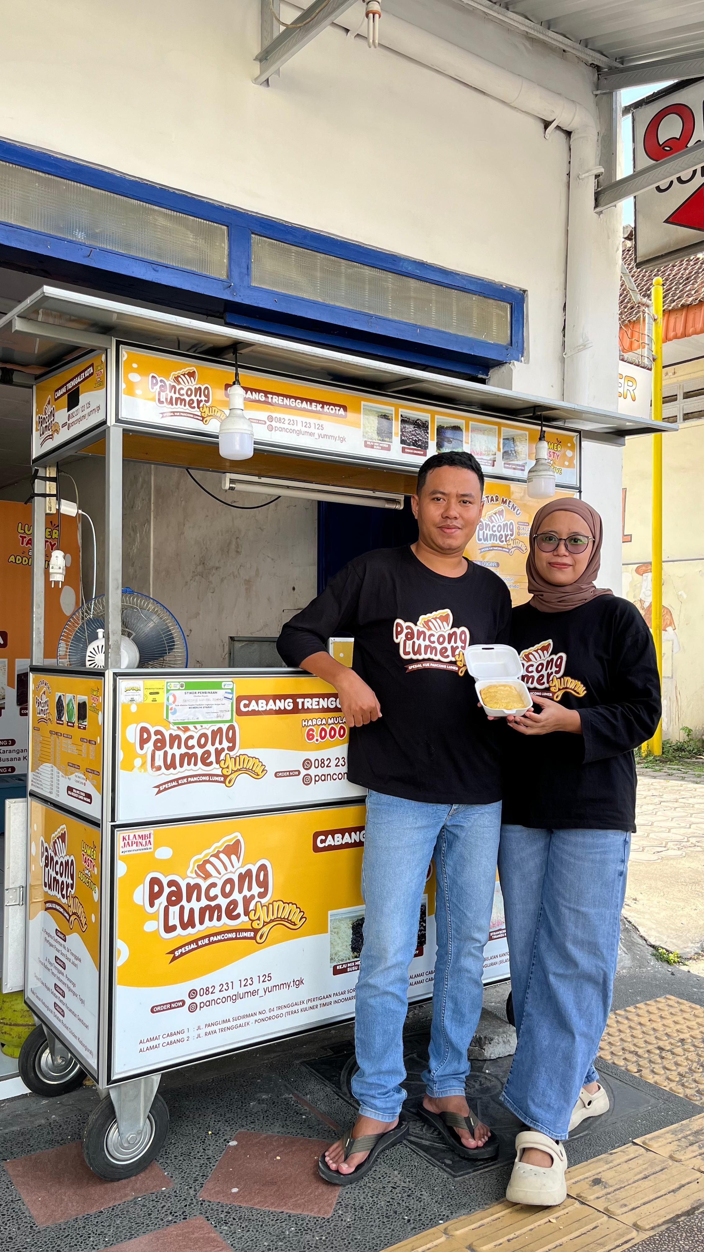 GIGIH: Agus Yulianto bersama istrinya menunjukkan salah satu outlet Pancong Lumer Yummy