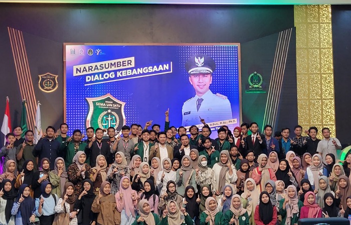 Emil Elestyanto Dardak saat foto bersama Mahasiswa UIN SATU