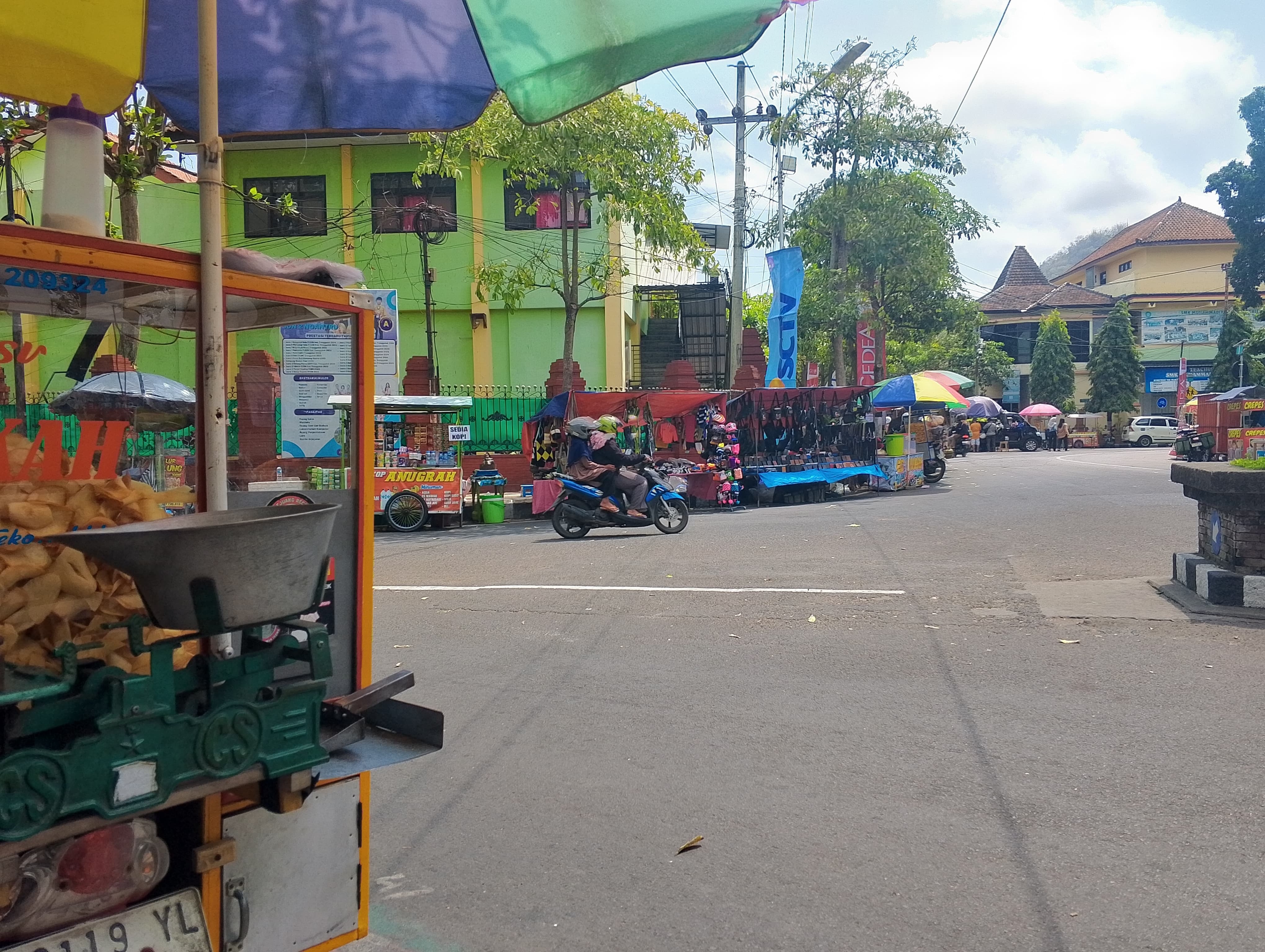 BERDERET: Para PKL memadati Jalan Panglima Sudirman hingga kawasan Alun-Alun.
