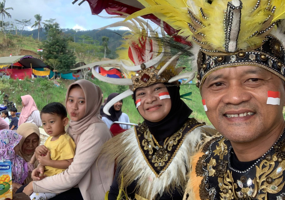 KOMPAK: Masyarakat Desa Samar, Kecamatan Pagerwojo, mewarnai PHBN dengan berbagai kegiatan. Produk lokal turut juga ditampilkan.