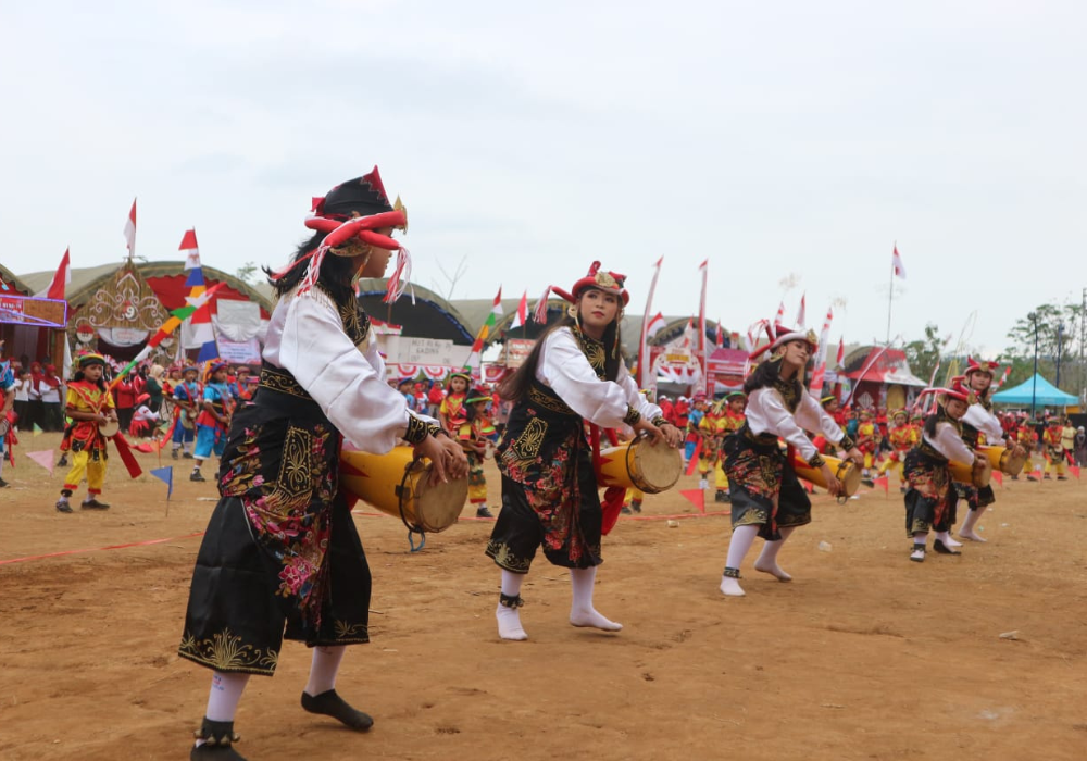Semangat: tari reog kendang ditampilkan saat sambut kunjungan dari tim kecamatan pagerwojo dalam acara puncak PHBN desa Samar di lapangan Gunung Tugel.