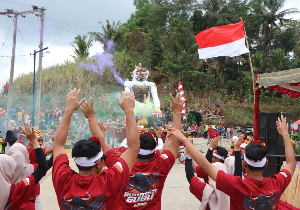SEMARAK: Terlihat grup sumber susu coap  saat aksi di depan panggung kehormatan di acara karnaval budaya Desa Samar.