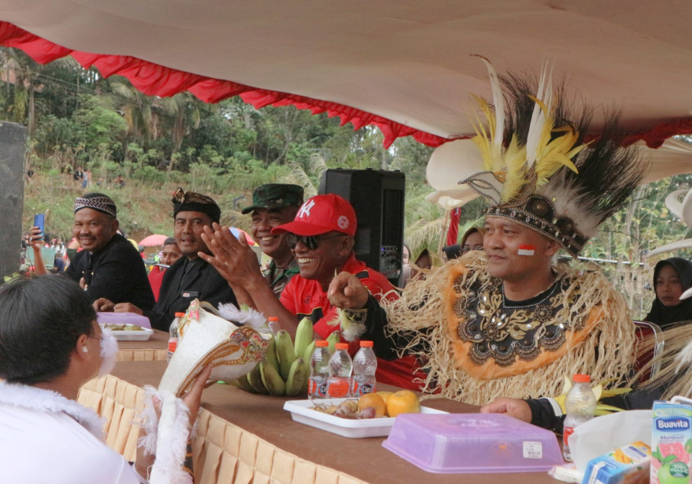 RAMAH: Terlihat Kades Samar sedang menyapa peserta karnaval budaya.