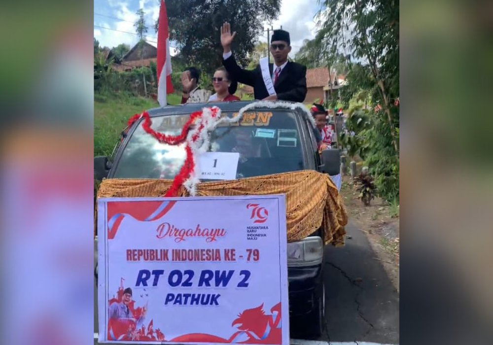 KOMPAK: Masyarakat desa Penjor terlihat semangat ketika mengikuti pawai budaya.