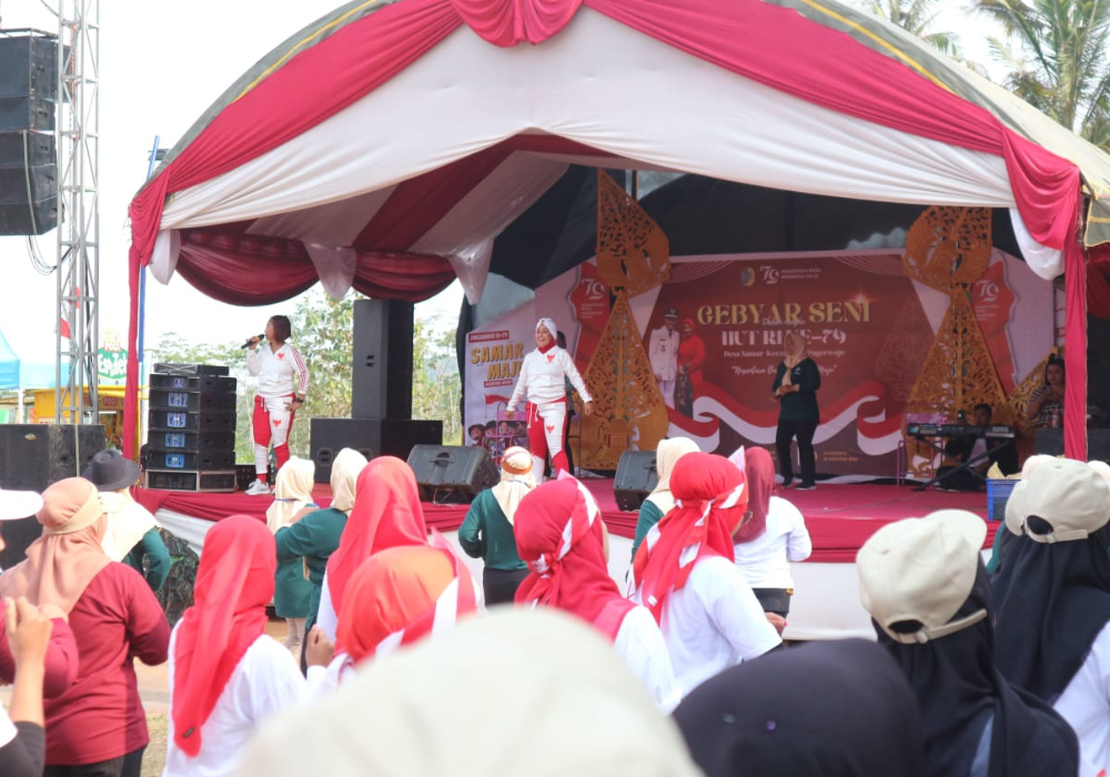 SEMANGAT: Saat senam ibu se-desa samar senam massal rangkaian acara PHBN tahun ini.