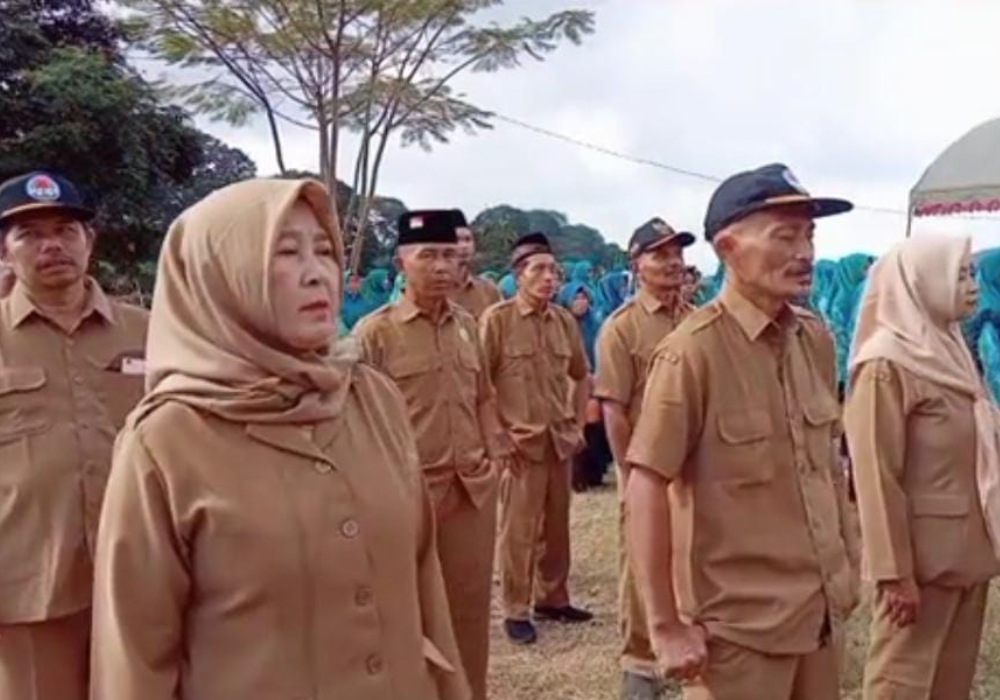 Kompak:  perangkat pemerintahan desa Samar mengadakan upacara saat detik detik proklamasi kemerdekaan 17/08 lalu sebagai penghormatan jasa para pahlawan.