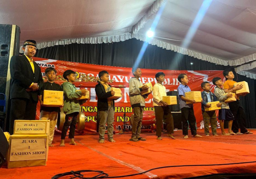 Seru: malam penyerahan hadiah pada juara beberapa lomba di serahkan langsung oleh kepala Desa Penjor.