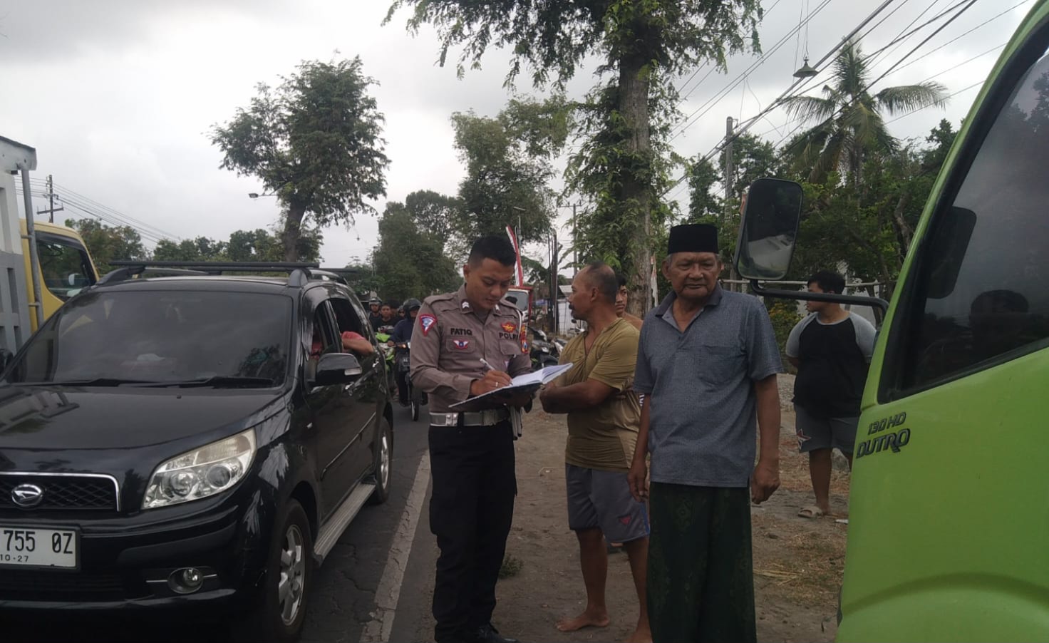 NAAS: Unit Gakkum Satlantas Polres Tulungagung meminta keterangan sejumlah saksi di sekitar lokasi kecelakaan di Desa Ariyojeding, Kecamatan Rejotangan, Senin (9/9)