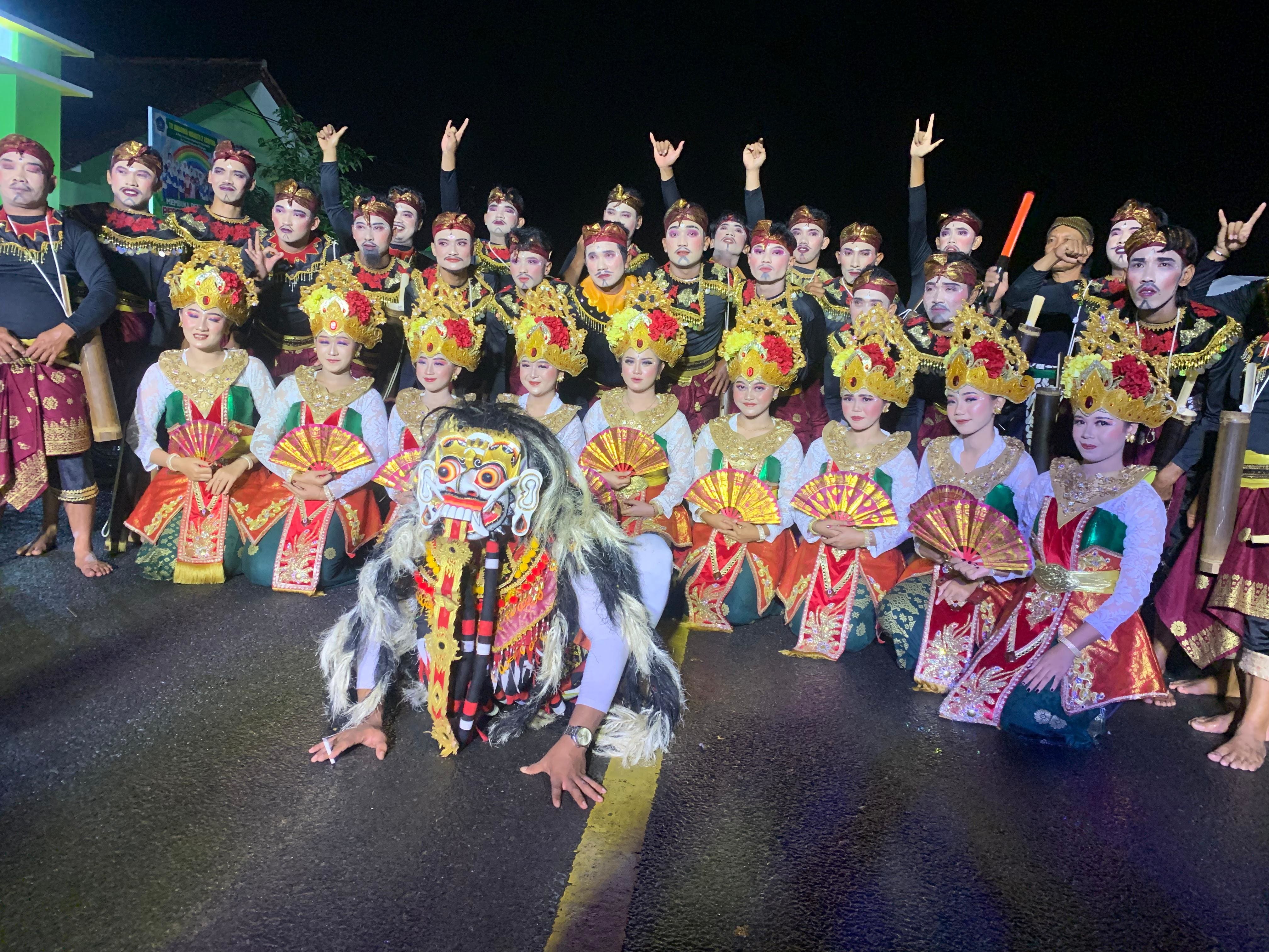 TOTALITAS: Tim dari Dusun Gunung Kembar menampilkan tarian khas Bali dalam gelaran Ronda Thethek, Sabtu (7/9).